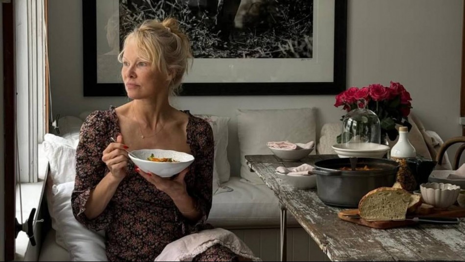 Un hijo con porte de Hollywood y con nuevo look: Así fue la reaparición de Pamela Anderson en la Met Gala