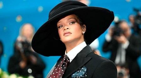Rihanna anunció su tercer embarazo con extravagante look en la MET Gala 2025