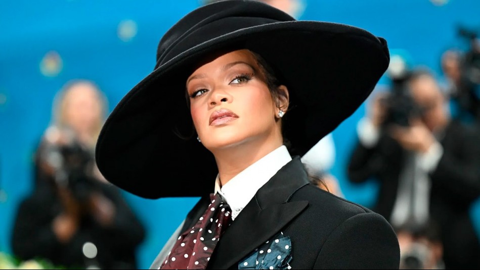 Rihanna anunció su tercer embarazo con extravagante look en la MET Gala 2025