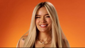 "La versión más bonita de mí": Karol G se viste de blanco y presenta nuevo look con reflejos y flequillo