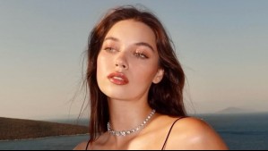 Captan a Afra Saracoglu de paseo en la playa con un especial y tierno acompañante