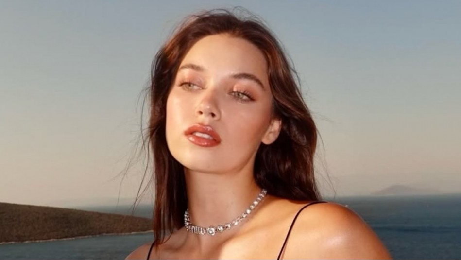 Captan a Afra Saracoglu de paseo en la playa con un especial y tierno acompañante