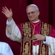 Revisa acá las diferencias del Papa León XIV en su presentación en la Basílica de San Pedro en comparación con el Papa Francisco.