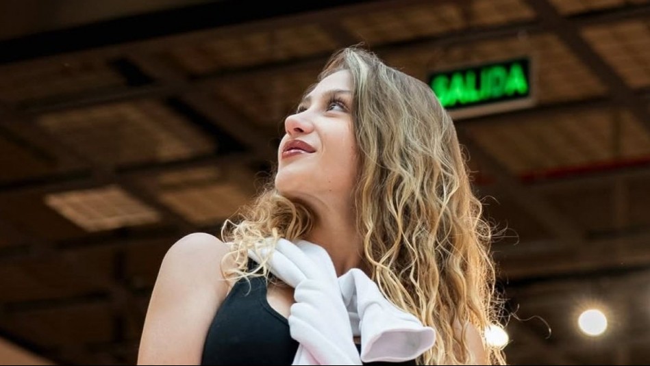 El estiloso accesorio de Trini Neira para ir a clases en época de frío