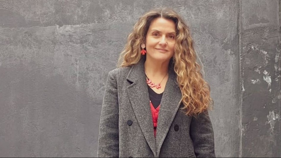 Connie Achurra mezcla colores y texturas para crear un look ejecutivo