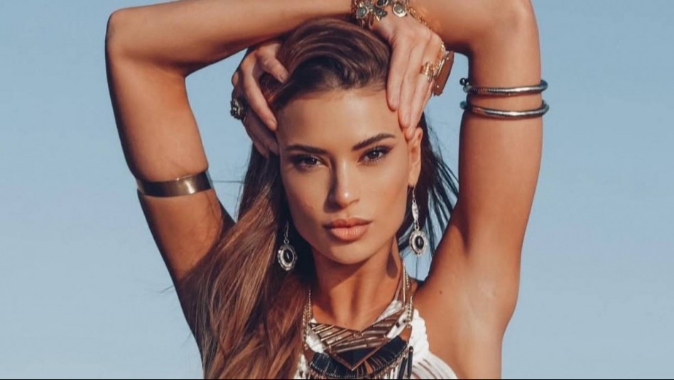 Cuánto cuesta el outfit más arriesgado y llamativo de Julia Fernandes: Enterito traslúcido más minivestido