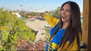 El abrigo acolchado es el protagonista para un paseo con frío: Myriam Hernández contempla el mar con estilo