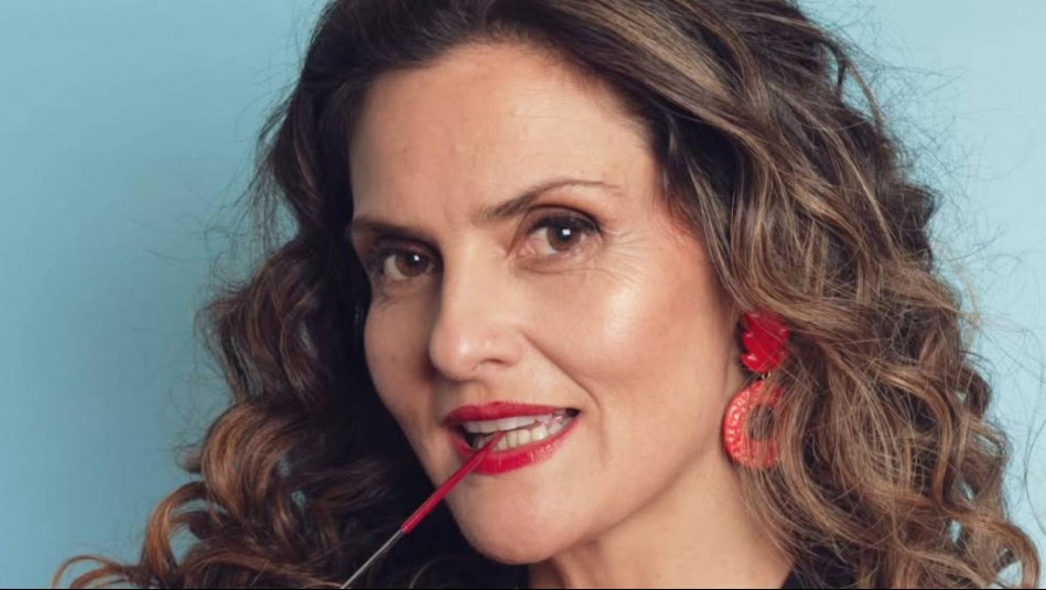 Connie Achurra arrasa en un vibrante azul rey: El look de capa que la llena de sofisticación