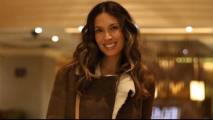 La clásica falda midi plisada regresa y Vanesa Borghi la luce en impactante azul rey