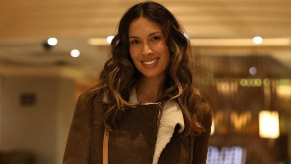 La clásica falda midi plisada regresa y Vanesa Borghi la luce en impactante azul rey