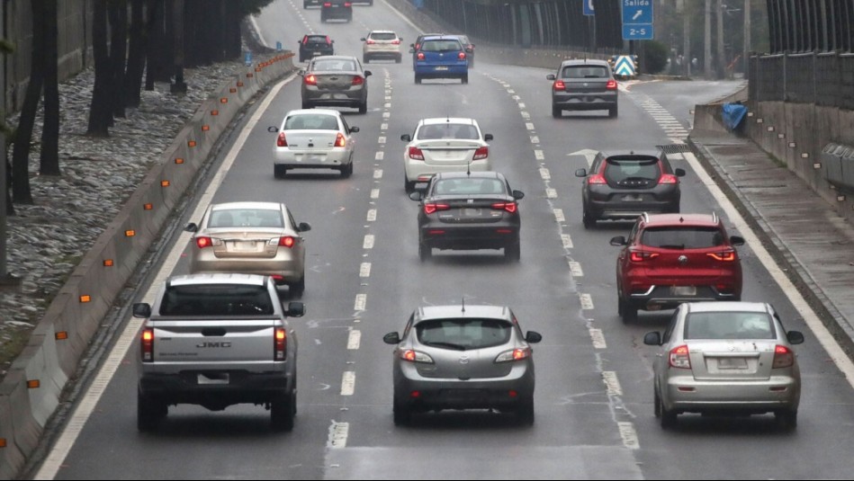 Solo quedan horas: ¿Qué vehículos no están obligados a grabar la patente en sus vidrios y espejos?