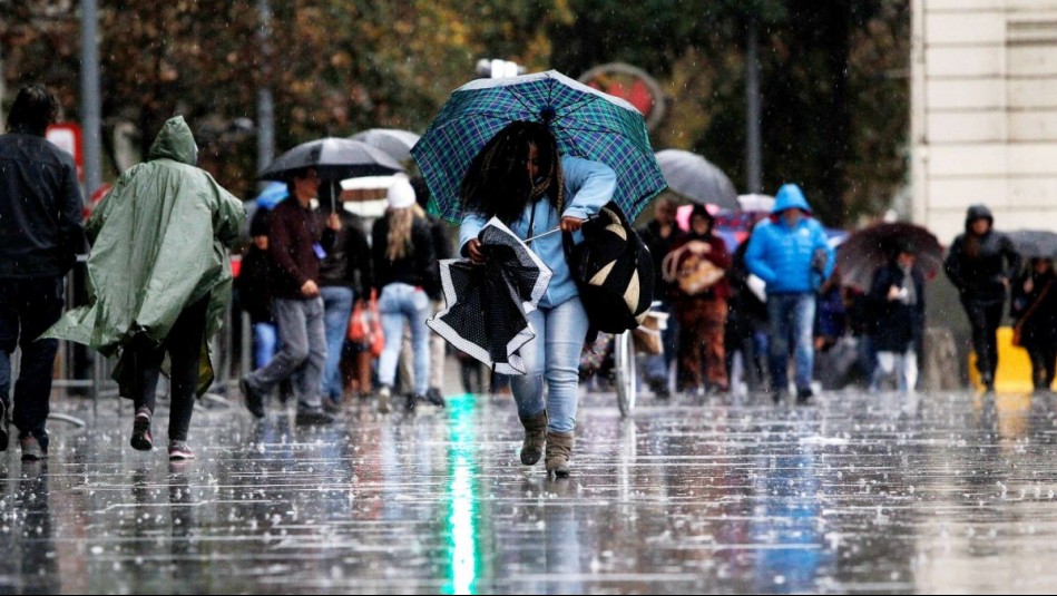 A sacar los paraguas: ¿Cuándo vuelven las lluvias a Santiago?