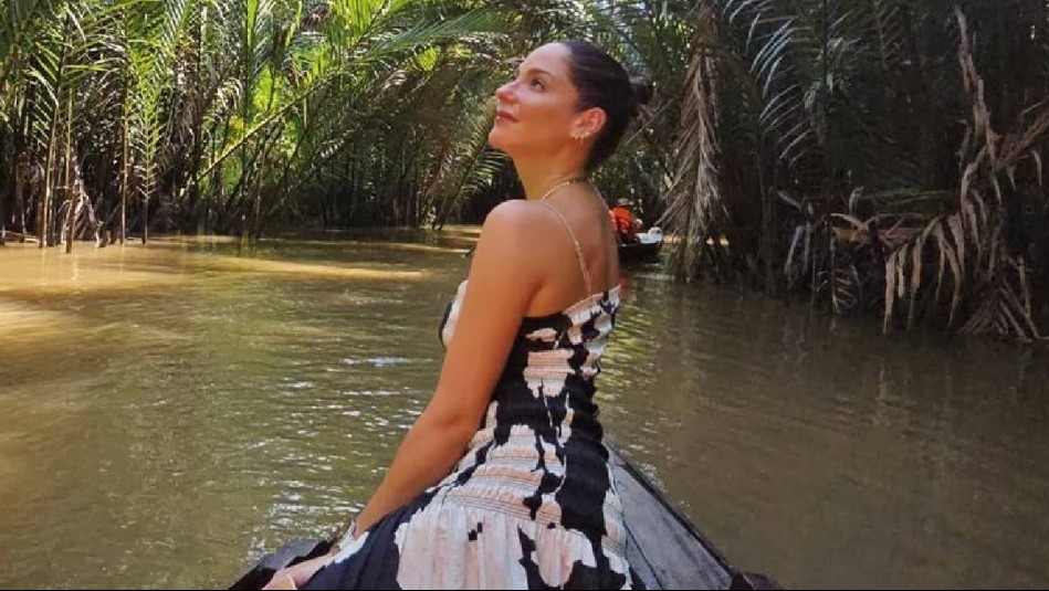 El arriesgado outfit de Kel Calderón para visitar un templo budista: Vestido lencero y sandalias plateadas