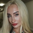 Fran Maira impacta con su look pijama glam, la tendencia de la moda que combina la comodidad de este vestuario femenino con la elegancia de los tacos de plumas.