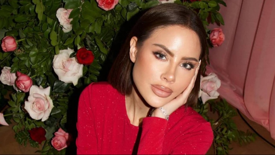 Ignacia Michelson abraza el diseño drapeado en un minivestido rosa pastel que exalta el romanticismo