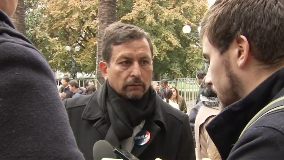 'Era parte del tratamiento': La insólita defensa de alcalde de Macul por viaje a Perú mientras tenía licencia