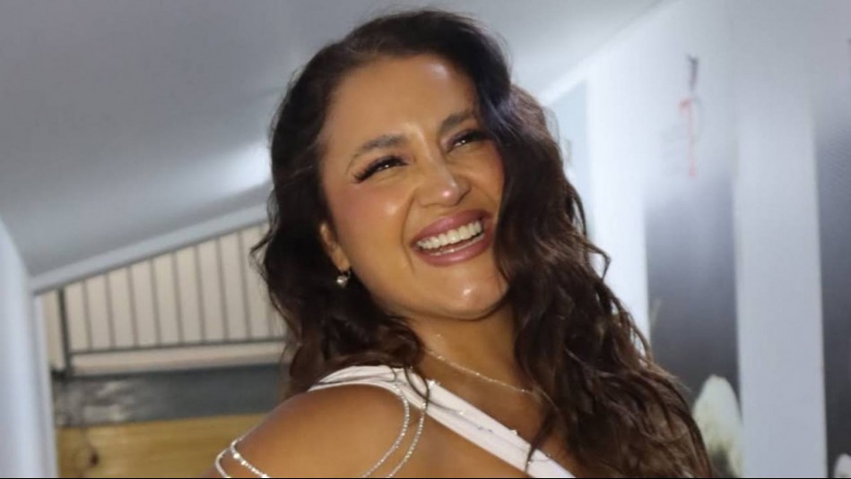 Pamela Leiva crea un look de fiesta con llamativo pantalón de lentejuelas plateadas