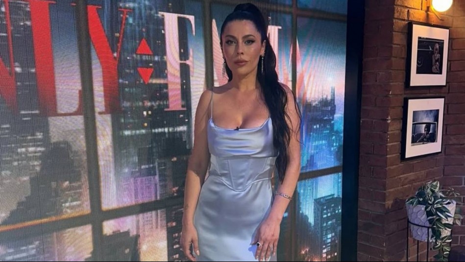 Daniela Aránguiz elige el glamour de la gamuza en un total look: Apuesta al vestido blazer y botas altas