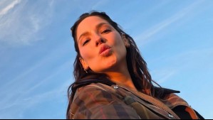 La osada combinación de Kel Calderón: Seda y ganchillo para un look business casual