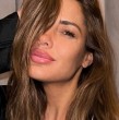 Gala Caldirola confirma su amor por las botas polaina, un diseño llamativo que impacta en cualquier look. La chica reality eligió este accesorio de la marca Guess.