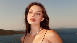 Las faldas de vuelos cobran vida con la energía de Afra Saracoglu en estos outfits llenos de frescura