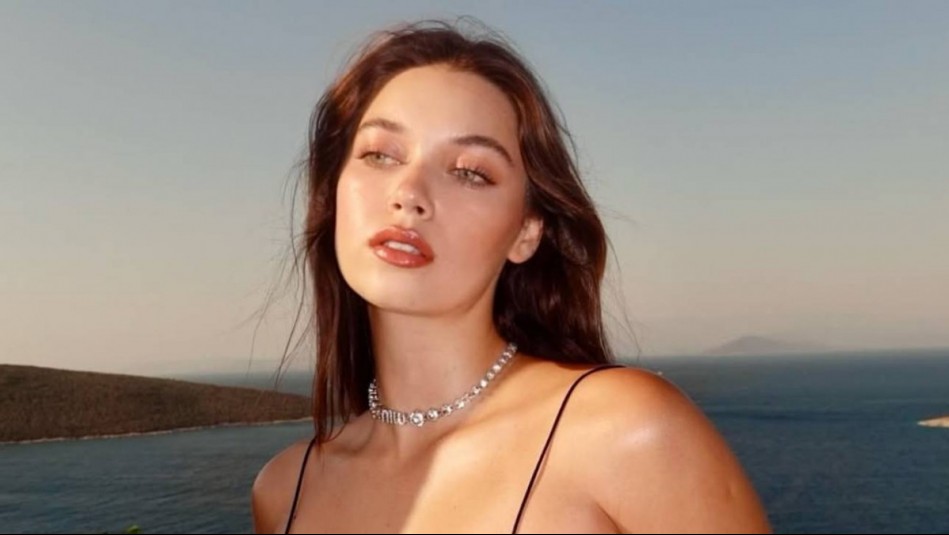 Las faldas de vuelos cobran vida con la energía de Afra Saracoglu en estos outfits llenos de frescura