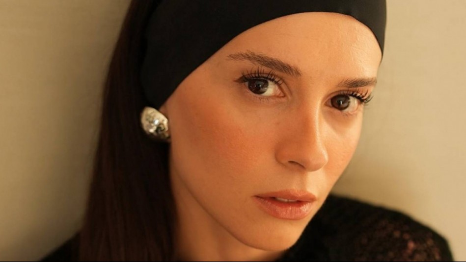 Clásica y fresca: La recordada Pelin de Seyrán y Ferit marca tendencia con look blanco y rojo