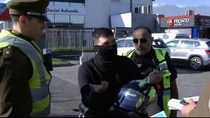 "Si quieren me llevan detenido": Joven se niega a bajar de moto tras evadir control y manejar sin licencia