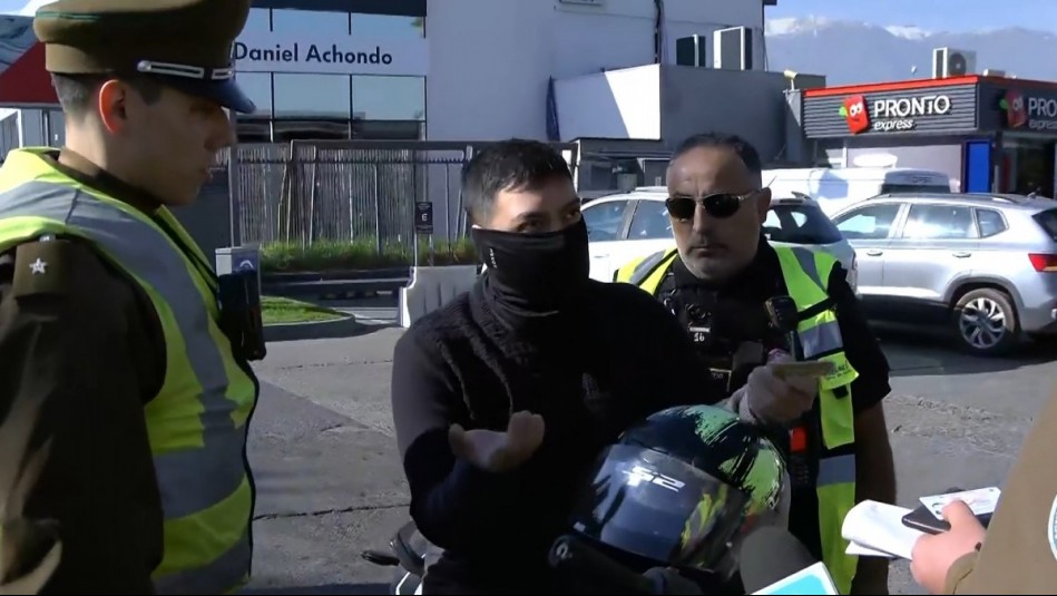 'Si quieren me llevan detenido': Joven se niega a bajar de moto tras evadir control y manejar sin licencia