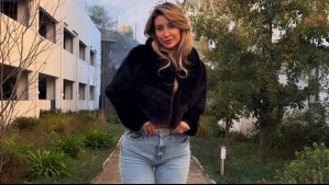 Un look para la oficina o reunión casual: Camila Andrade protagoniza la moda sastre con textil satinado