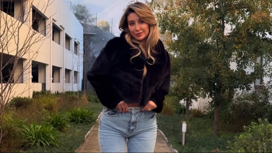 Un look para la oficina o reunión casual: Camila Andrade protagoniza la moda sastre con textil satinado