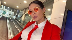 ¡El armario pre mamá de Eugenia Lemos crea un look audaz! Gabardina beige, jersey fucsia y sombrero