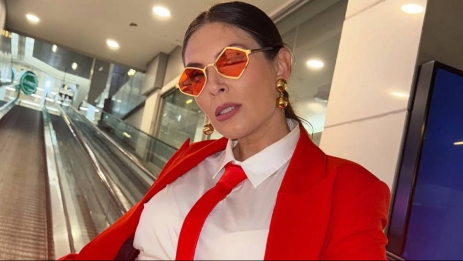 ¡El armario pre mamá de Eugenia Lemos crea un look audaz! Gabardina beige, jersey fucsia y sombrero