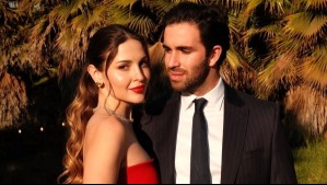 Con un look ejecutivo casual: Belén Soto celebra otro mes de pololeo vestida de blanco