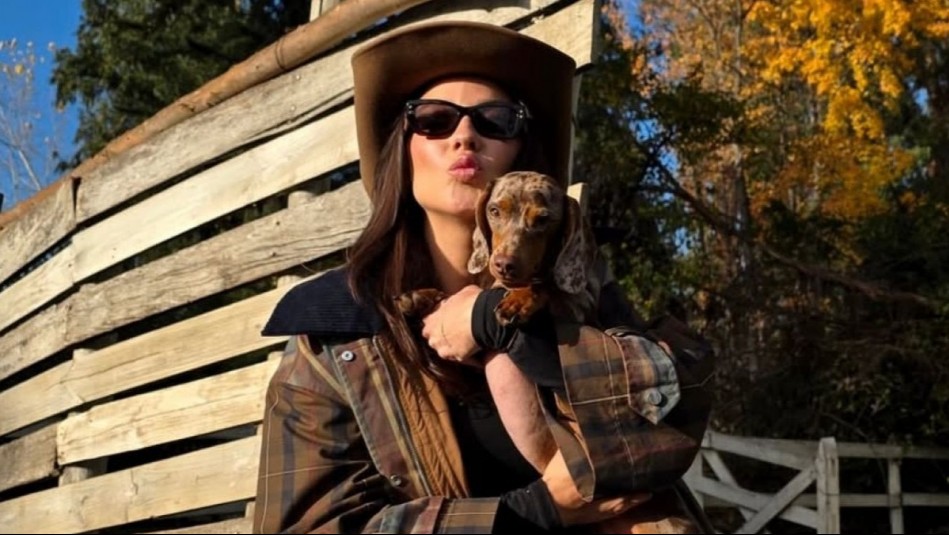 El look con print floral de Kel Calderón que mezcla rebeldía y romanticismo