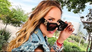 Vestido azul rey con amplio escote en la espalda: Así se presentó Angélica Castro en la televisión española