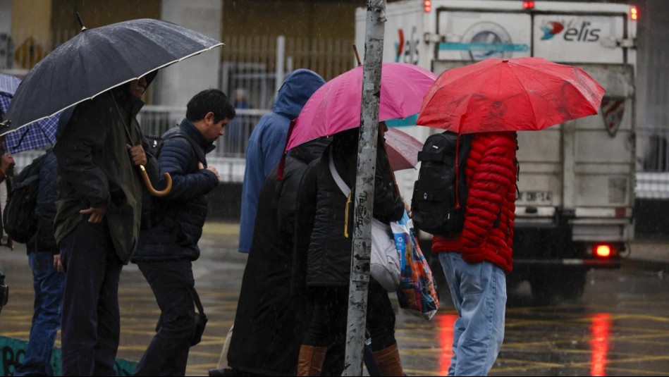 No es la lluvia ni el frío: Este es el factor que más preocupa por 'tren de lluvias' que afectará a Santiago