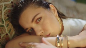 Afra Saracoglu luce irreconocible con elegante look cargado de joyas para famosa revista internacional