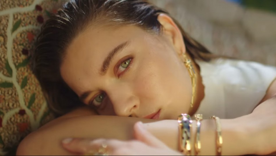 Afra Saracoglu luce irreconocible con elegante look cargado de joyas para famosa revista internacional