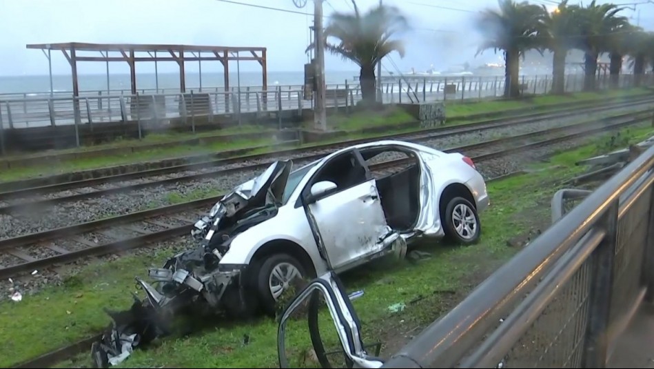 Auto pierde el control y termina volcado en línea férrea de Valparaíso: Ocupantes huyeron del lugar