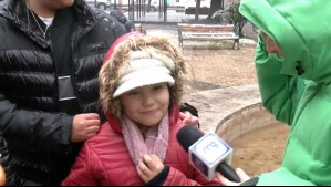 "Me sorprendió": La alegría de niña que viajó con su familia a San José de Maipo para conocer la nieve
