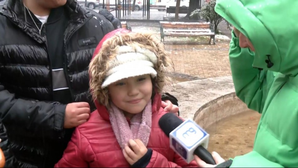 'Me sorprendió': La alegría de niña que viajó con su familia a San José de Maipo para conocer la nieve
