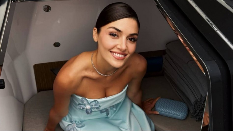 Hande Ercel deslumbra con vestido rojo bajo la tendencia del corsé strapless en Alemania