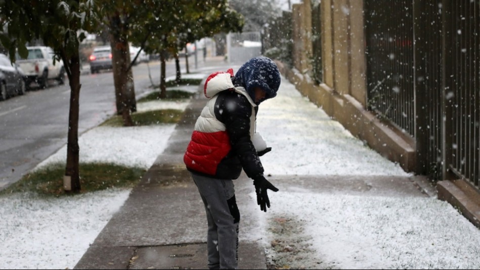 Anuncian tercer sistema frontal para la próxima semana en Santiago: Estos son los sectores donde podría nevar