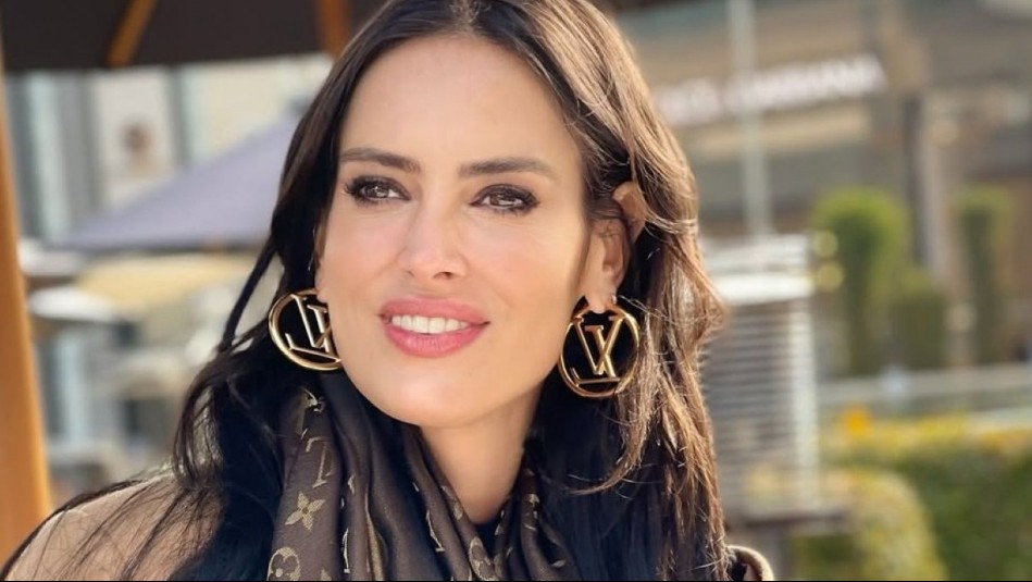 Adriana Barrientos da color al invierno con este accesorio que suma elegancia al outfit
