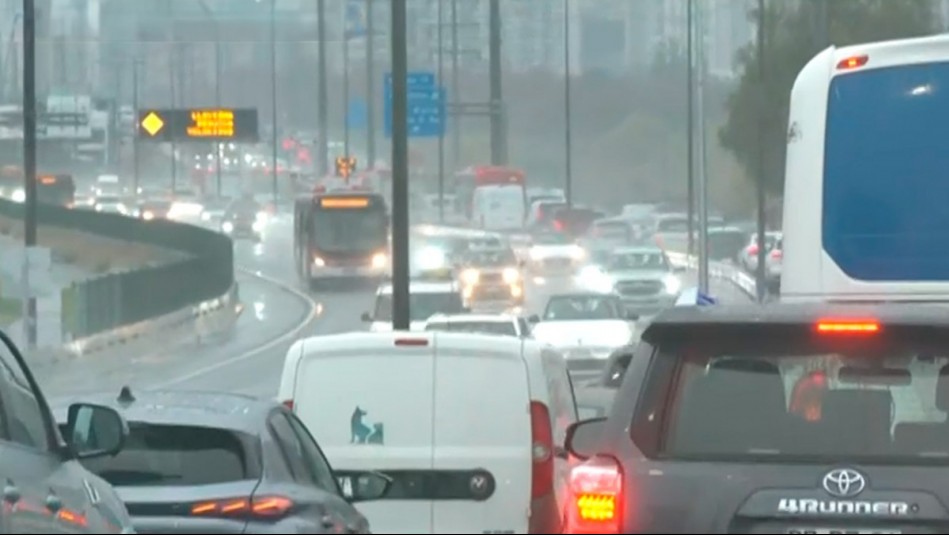 Tacos kilómetricos en Santiago: Estas son las 'zonas rojas' de alta congestión vehicular por fuertes lluvias