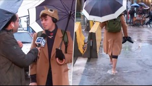 'Sacrificios que hay que hacer': Universitario debió cruzar descalzo calle inundada para lograr llegar a clase