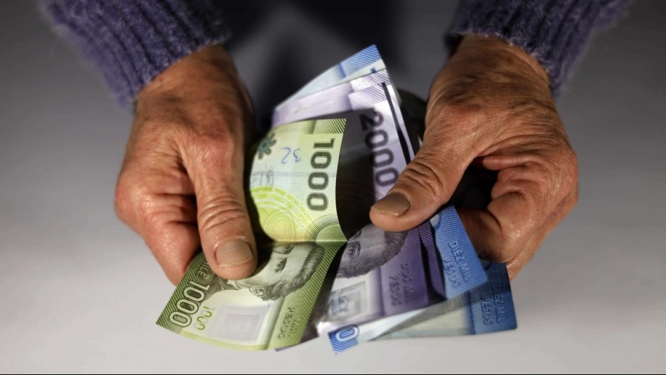 Pago sube a $250 mil: ¿Quiénes reciben el primer aumento de la PGU desde septiembre?