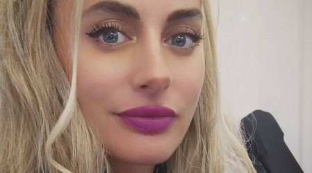 "¿Eres tú, Britney?": Catalina Palacios brilla con un impactante look dorado