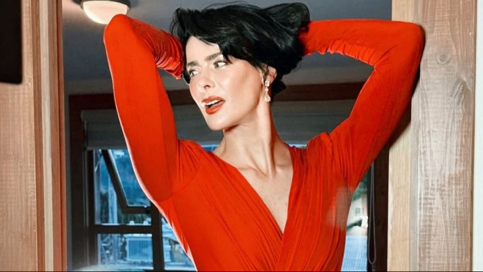 Vestido midi rojo con botas: La tendencia de los años 70 que Tonka Tomicic rescata para un evento especial